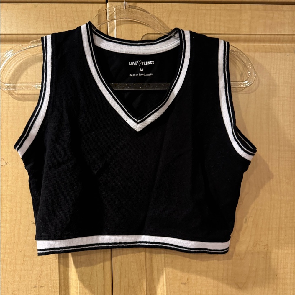 Love Trends Black and White V-Neck Crop Top